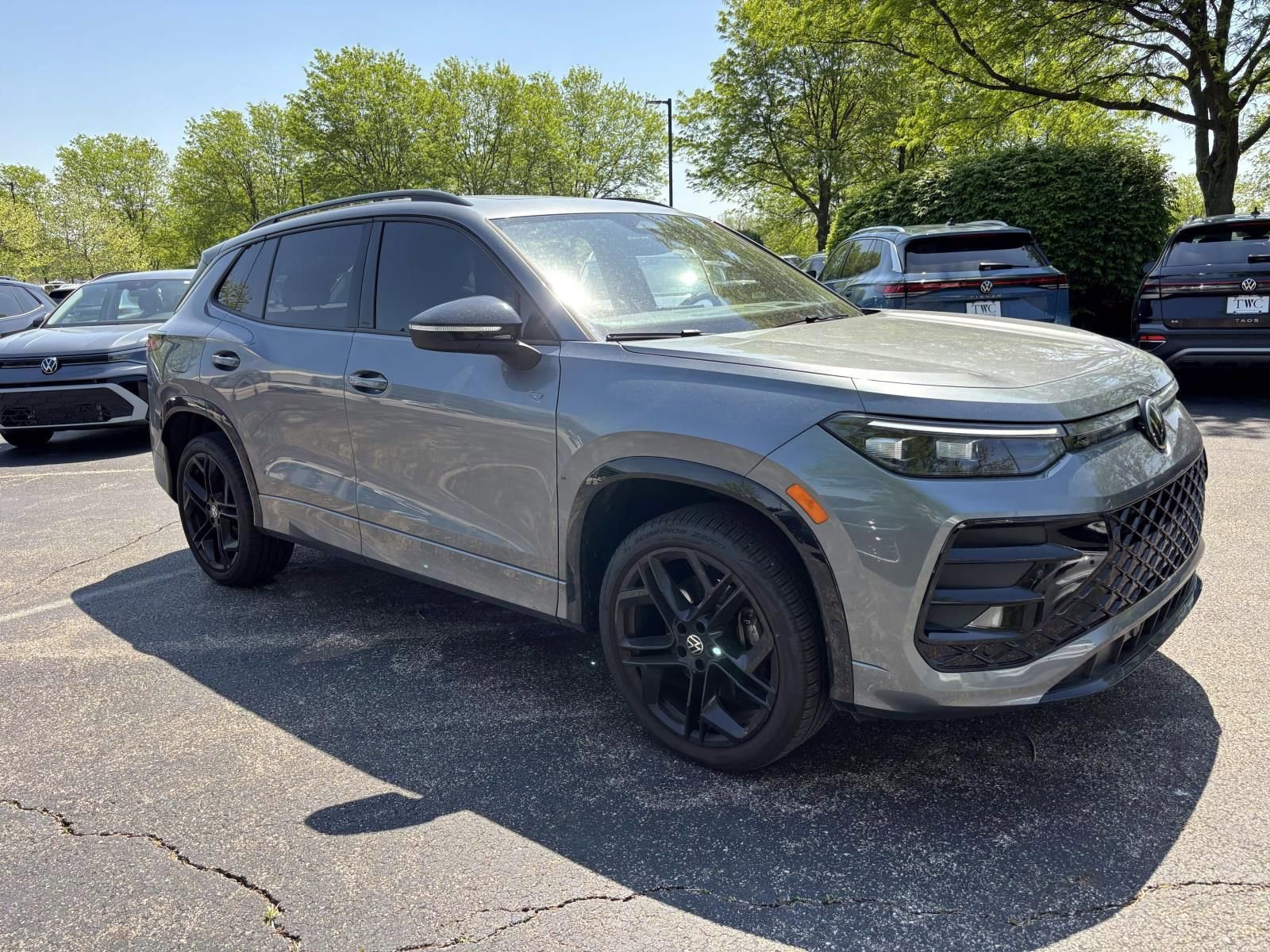 Used 2025 Volkswagen Tiguan SE R-Line AWD/4WD image 3