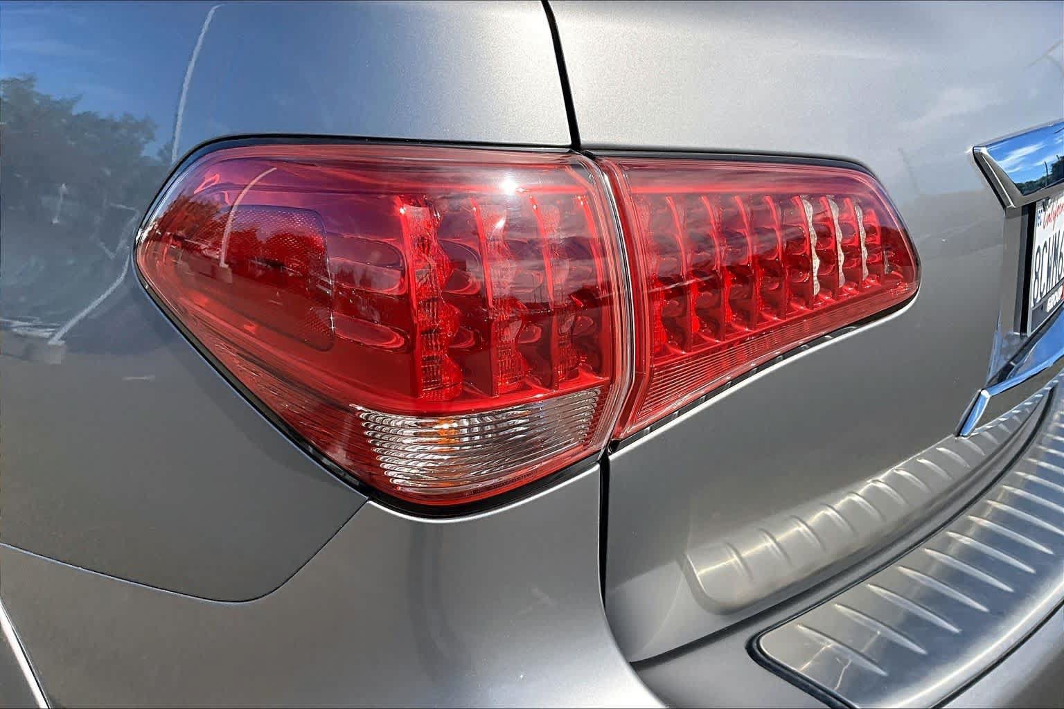 Used 2012 INFINITI QX56 4WD w/ Deluxe Touring Pkg image 28