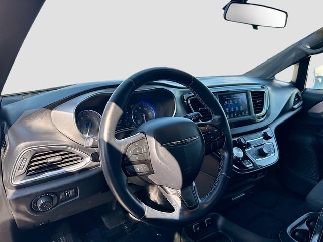 Used 2018 Chrysler Pacifica Touring Plus w/ S Appearance Package FWD image 9