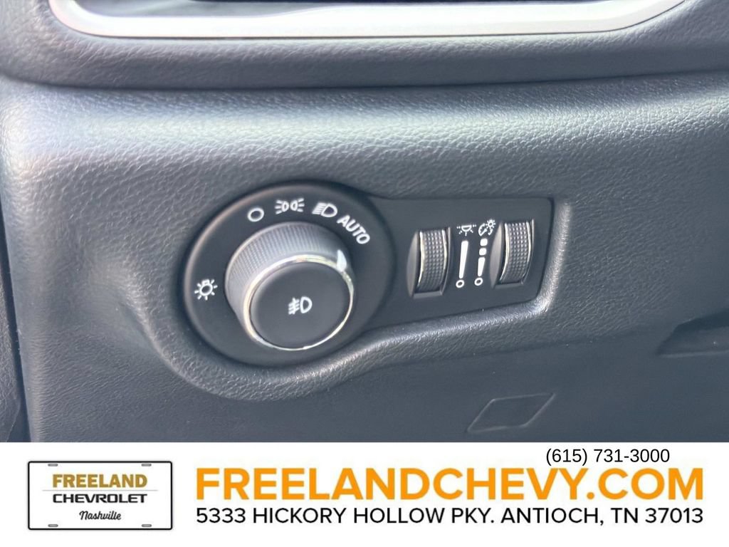 Used 2025 Chrysler Pacifica Select FWD image 26