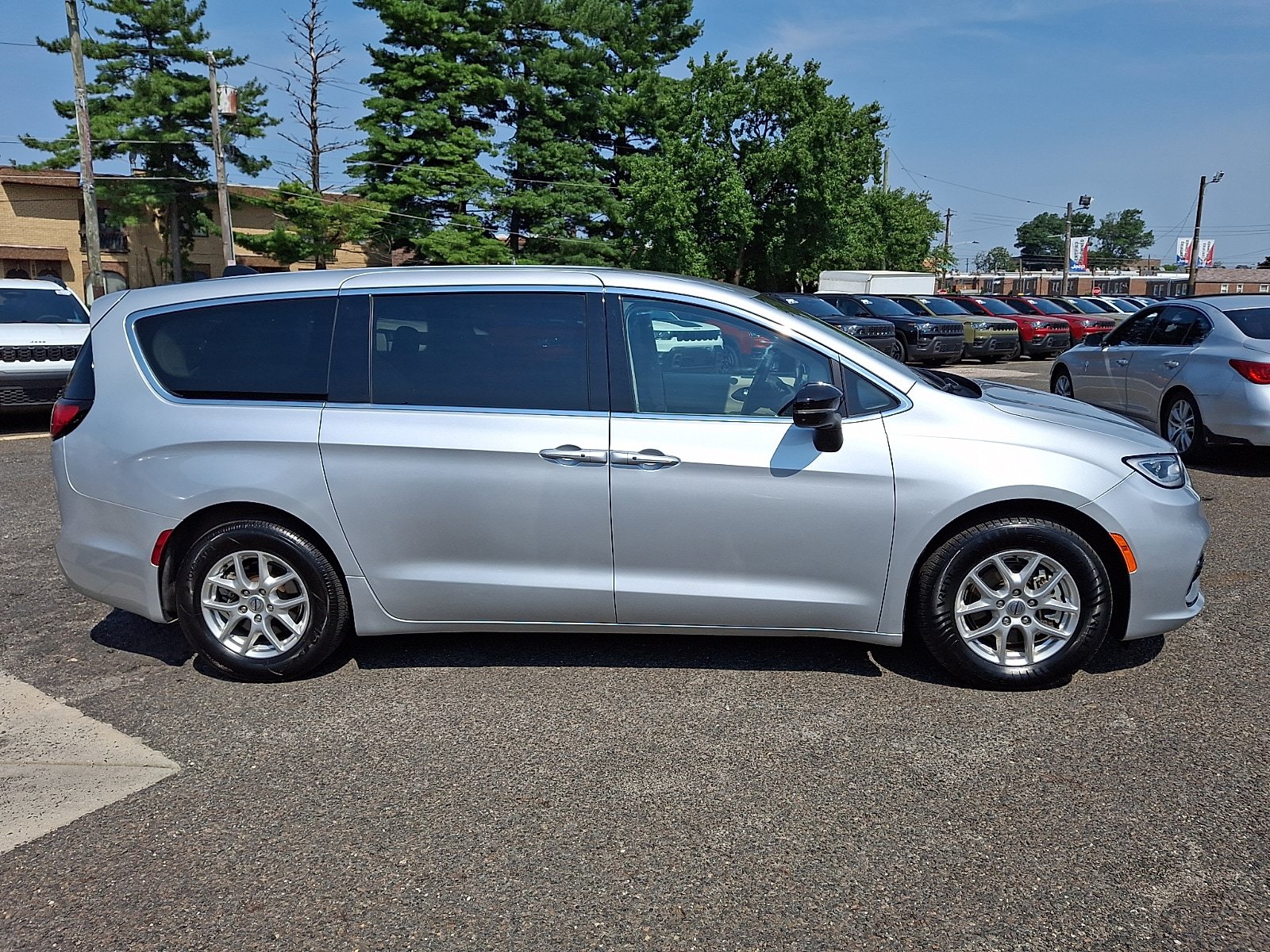 Used 2024 Chrysler Pacifica Touring-L FWD image 7