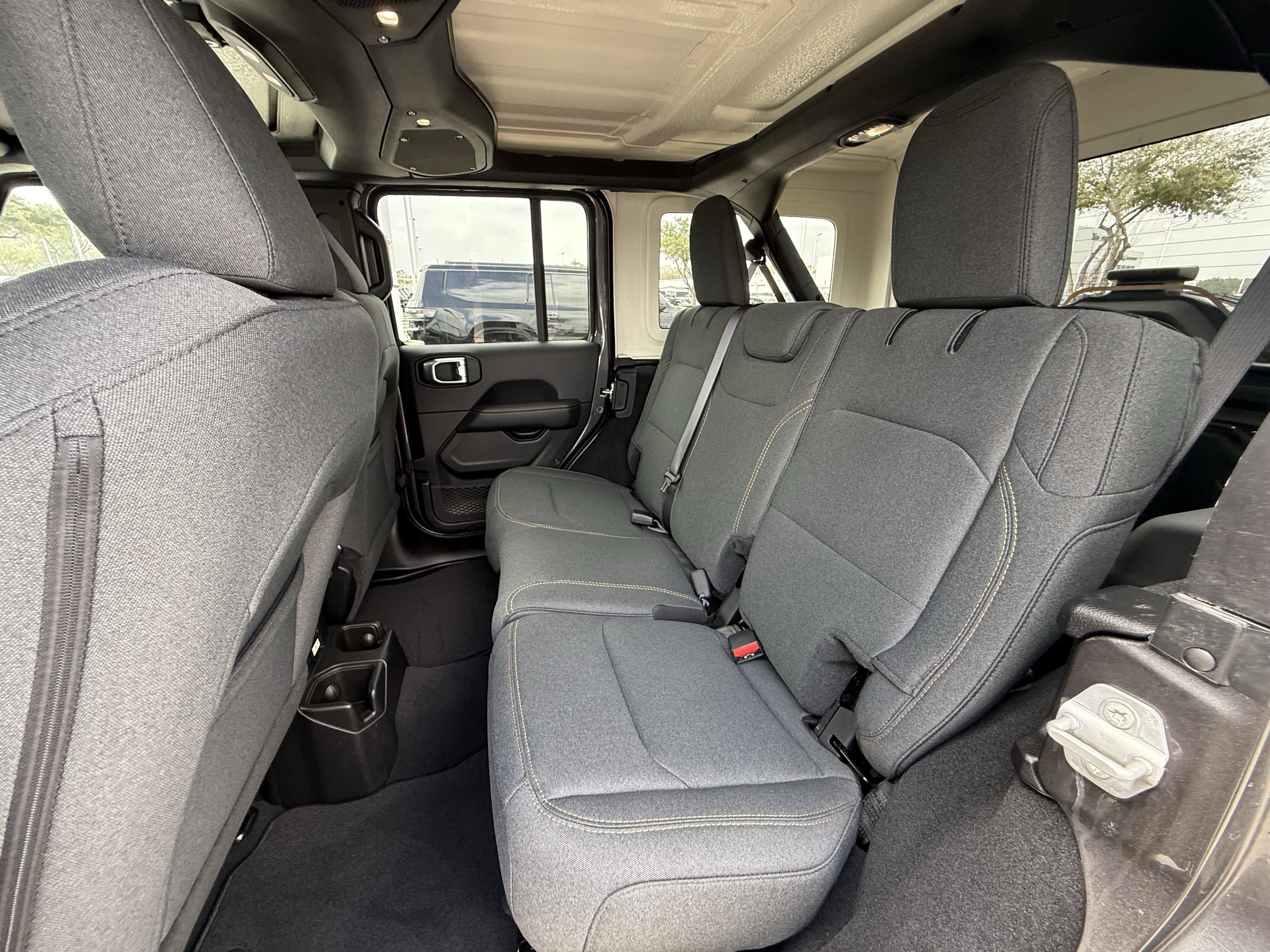 Used 2025 Jeep Wrangler Sahara image 29