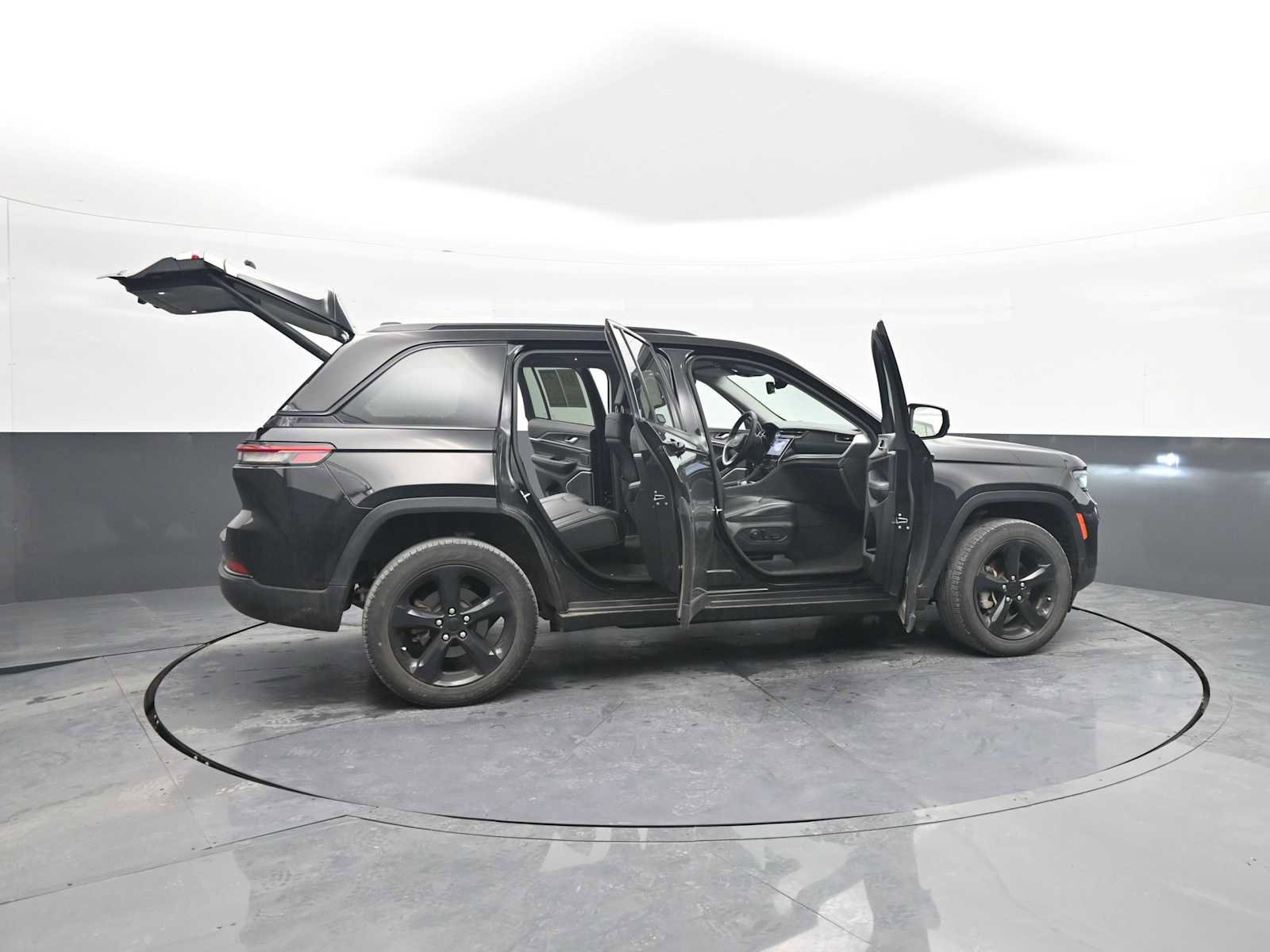 Used 2023 Jeep Grand Cherokee Limited w/ Black Appearance Package image 45