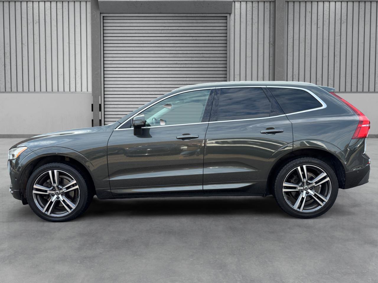 Used 2018 Volvo XC60 T6 Momentum w/ Vision Package image 29