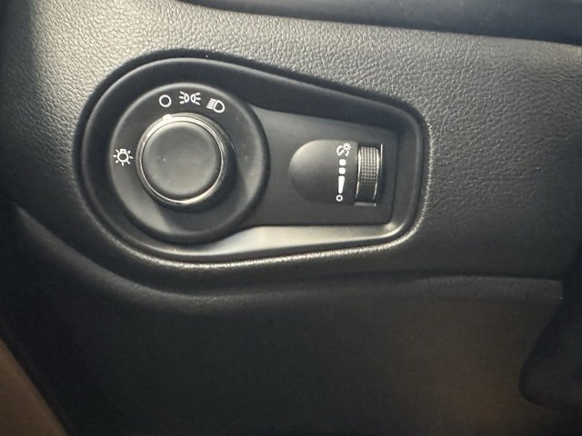 Used 2015 Jeep Renegade Sport w/ Power & Air Group image 14