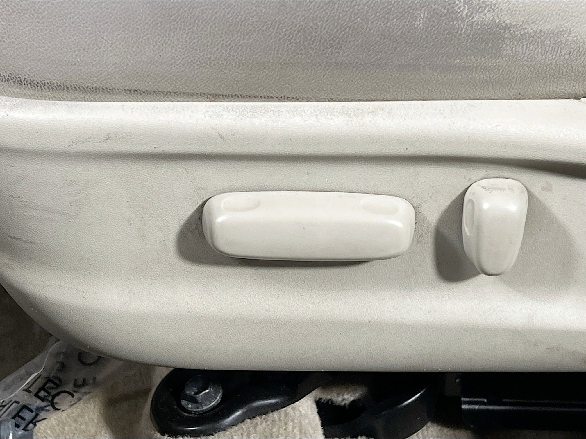 Used 2011 Toyota Camry XLE w/ SE/XLE Extra-Value Pkg image 16