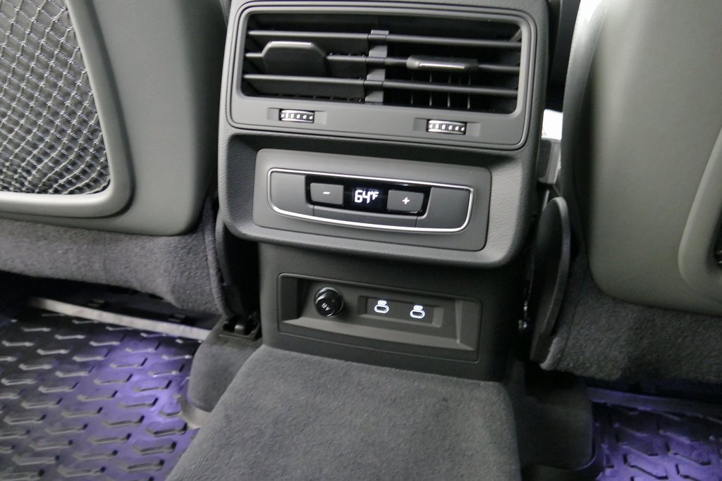 Used 2024 Audi Q8 Premium image 27