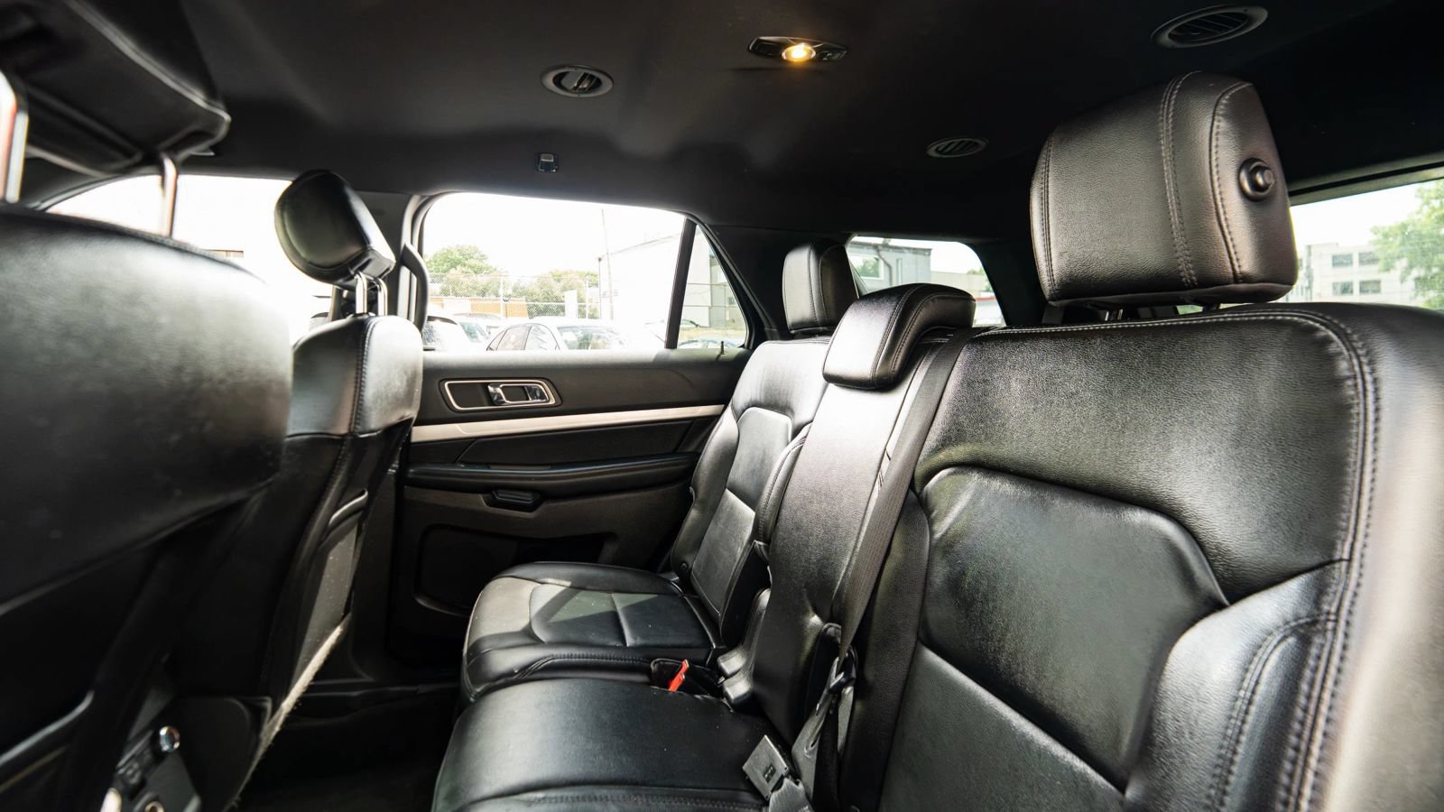 Used 2017 Ford Explorer XLT w/ Equipment Group 202A AWD/4WD image 27