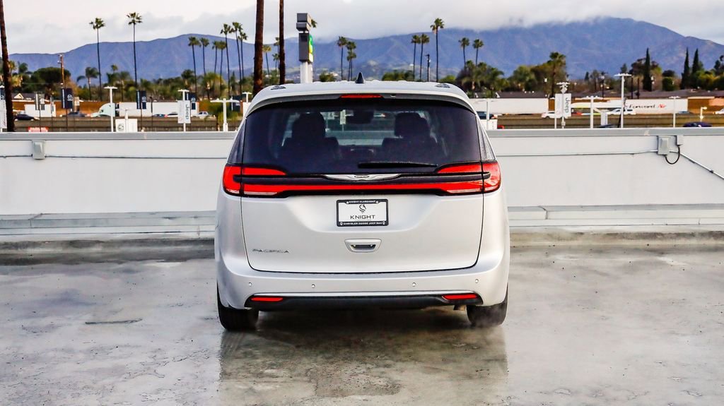 Certified 2024 Chrysler Pacifica Touring-L image 8
