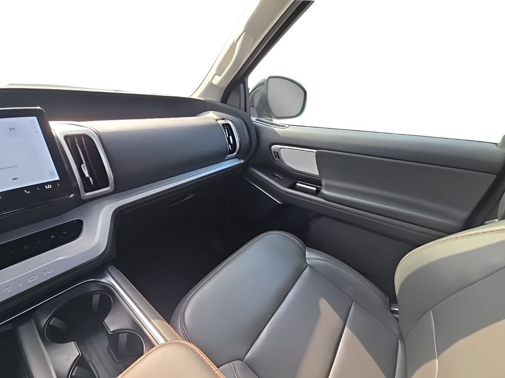 Used 2025 Ford Expedition Active AWD/4WD image 41