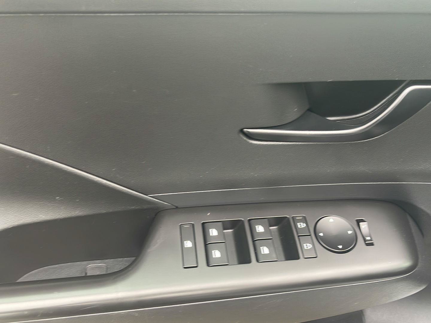 Certified 2025 Hyundai Kona SEL AWD/4WD image 25