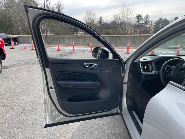 Used 2025 Volvo XC60 B5 Plus image 25