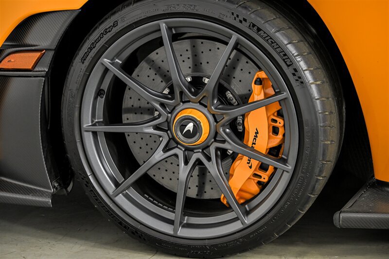 Used 2019 McLaren Senna RWD image 21