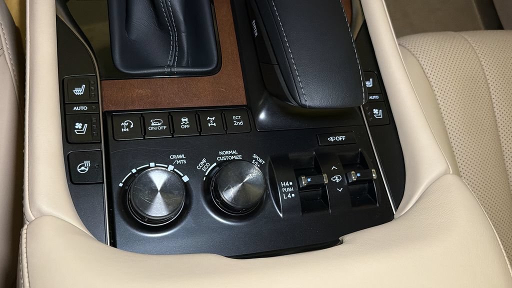 Used 2021 Lexus LX 570 4WD w/ Luxury Package image 34