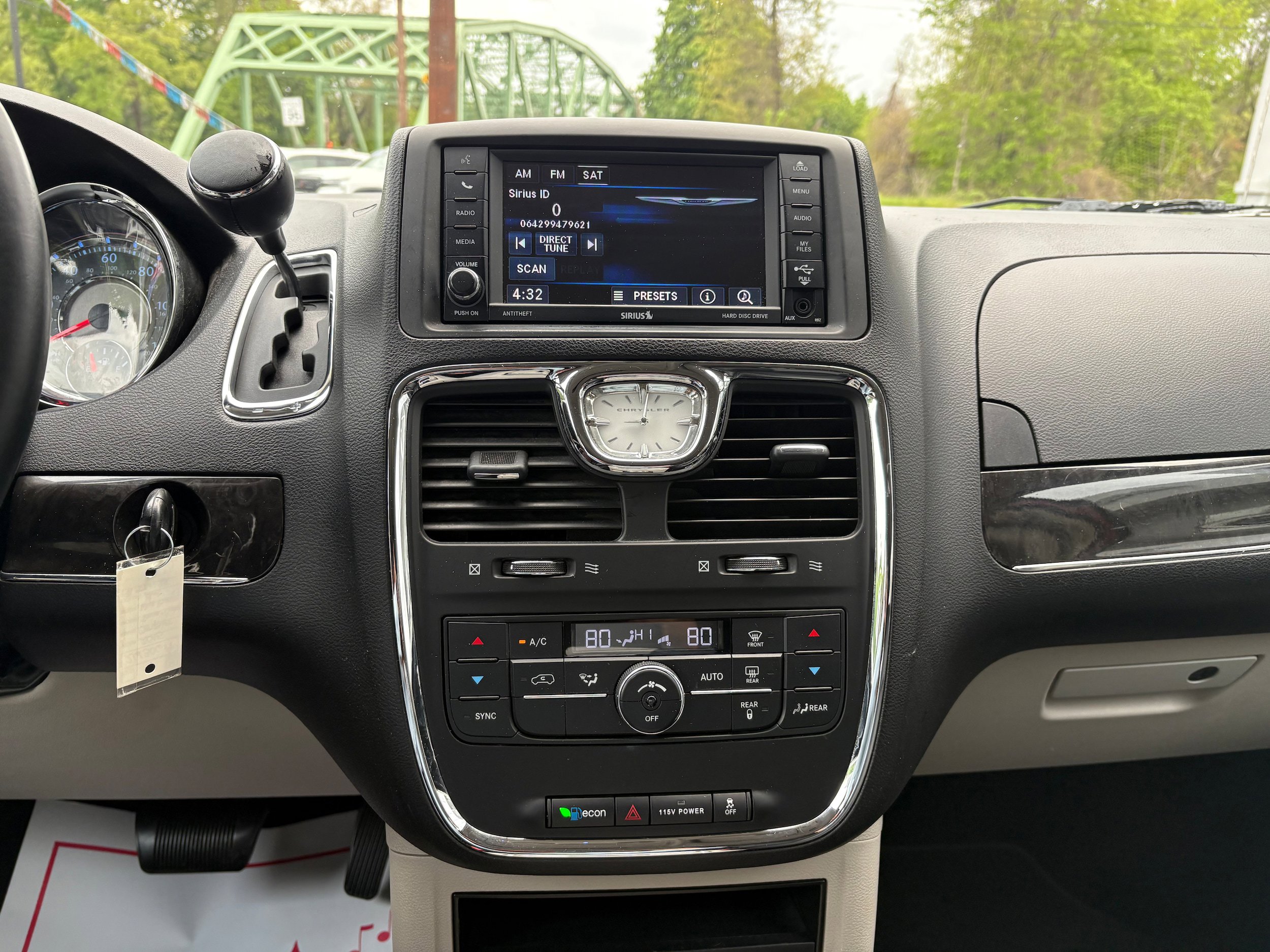 Used 2015 Chrysler Town & Country Touring FWD image 20