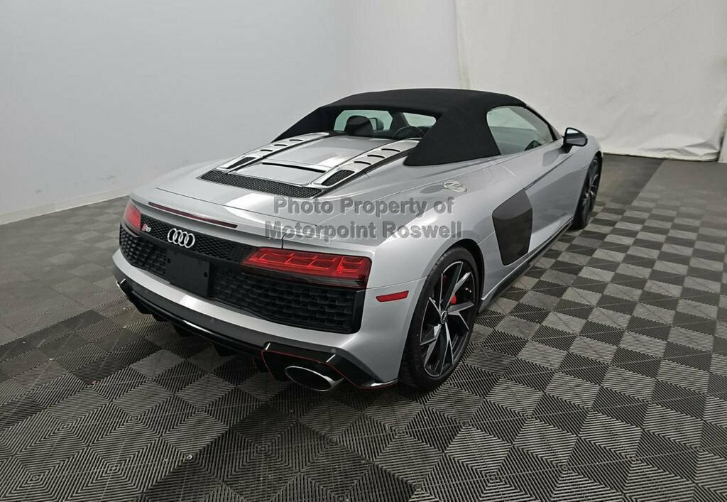Used 2021 Audi R8 V10 w/ Premium Package RWD image 3