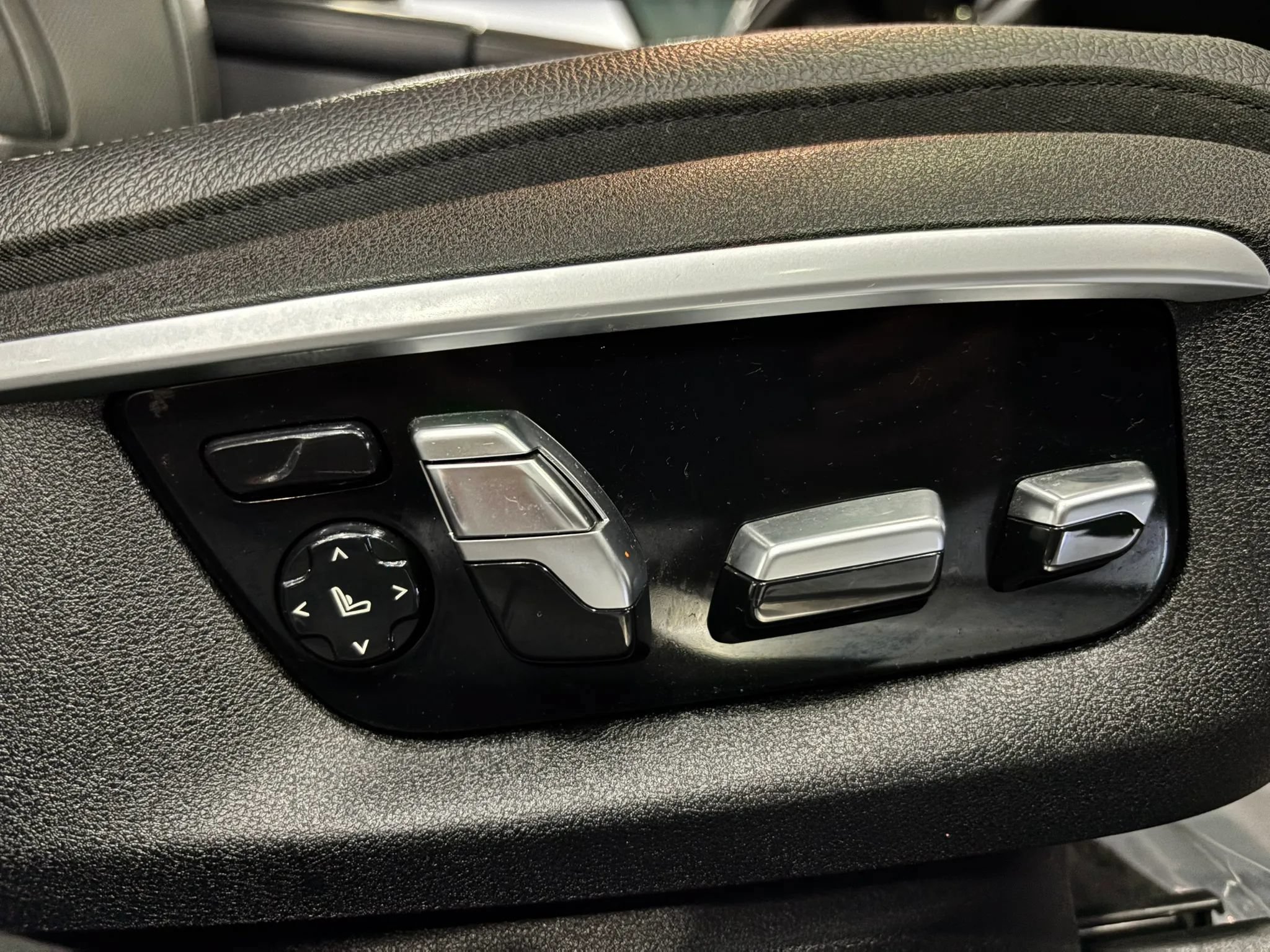 Used 2017 BMW 740e xDrive AWD/4WD image 22