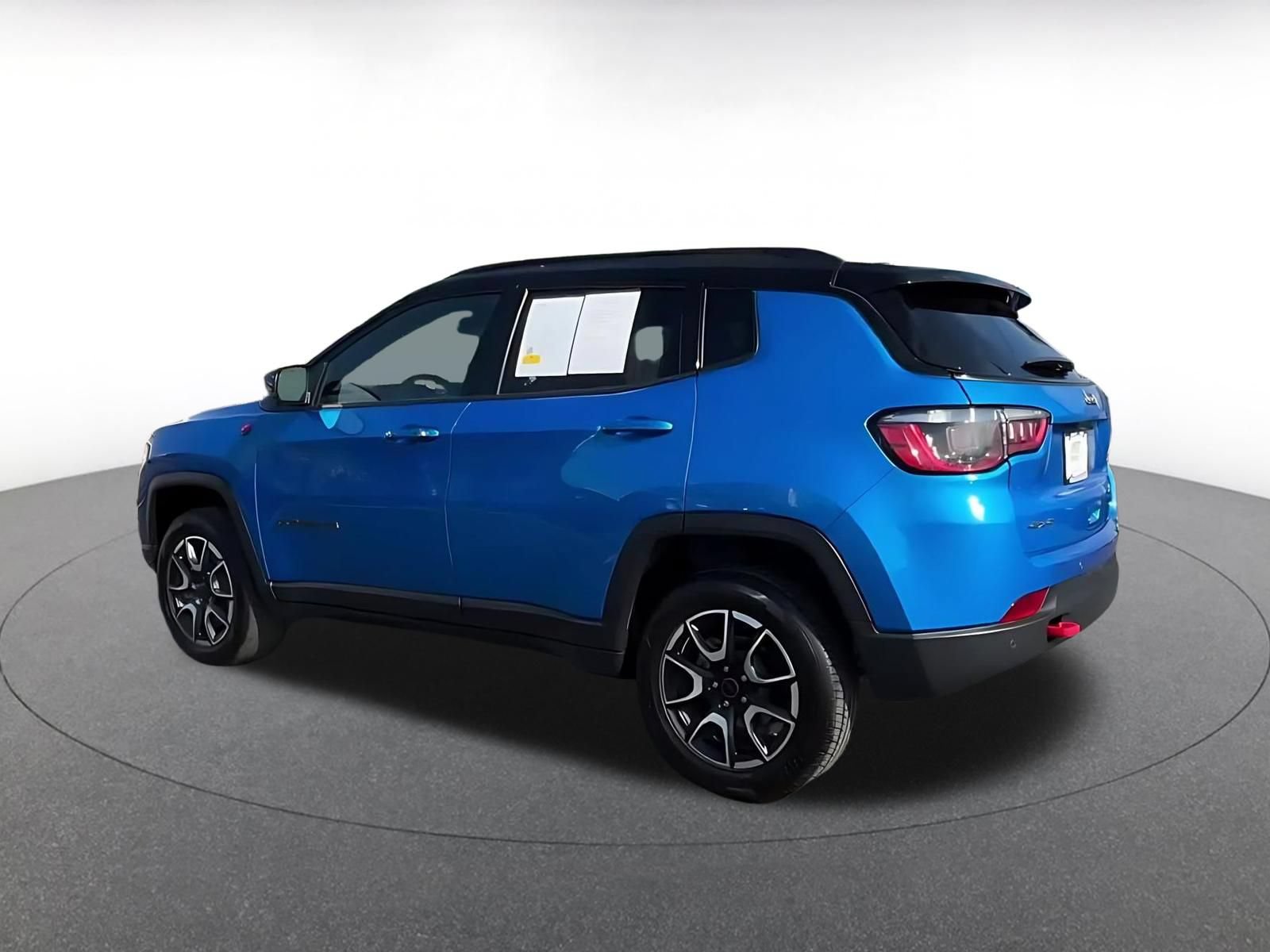 Used 2025 Jeep Compass Trailhawk AWD/4WD image 10