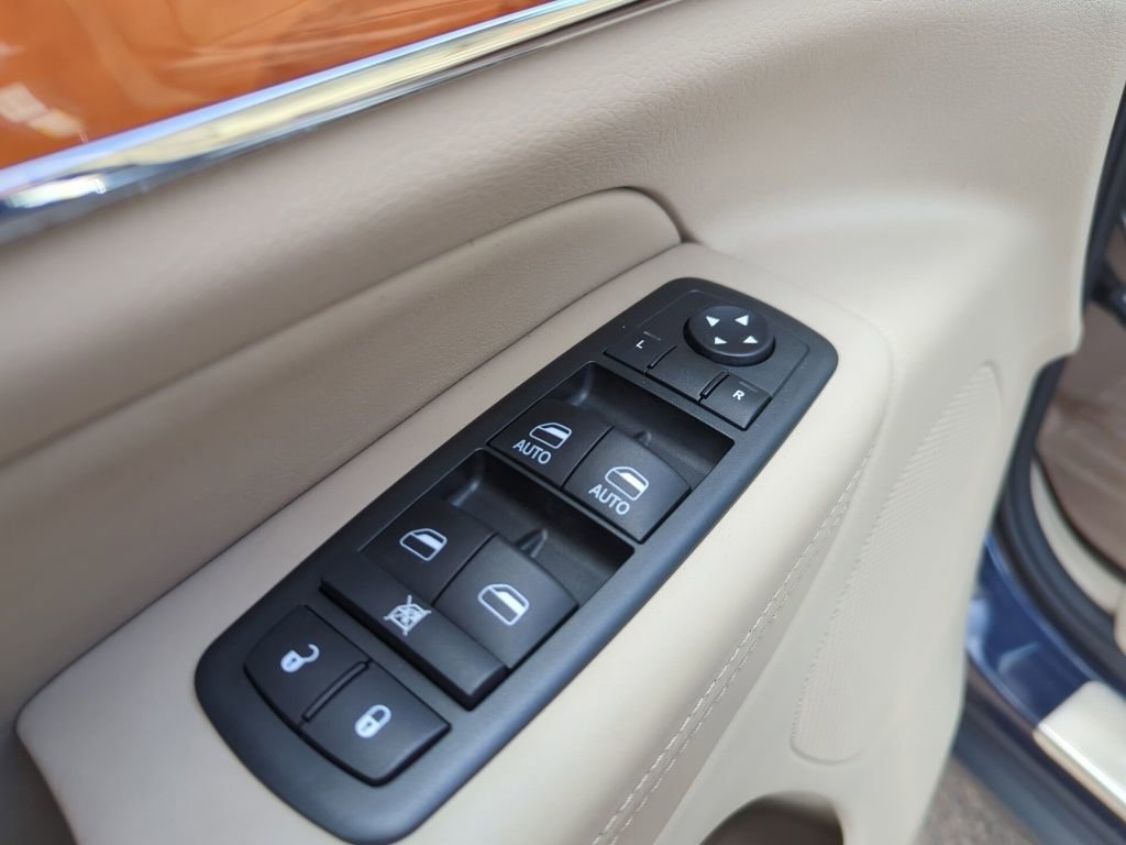 Used 2013 Jeep Grand Cherokee Overland w/ Advance Technology Group image 29