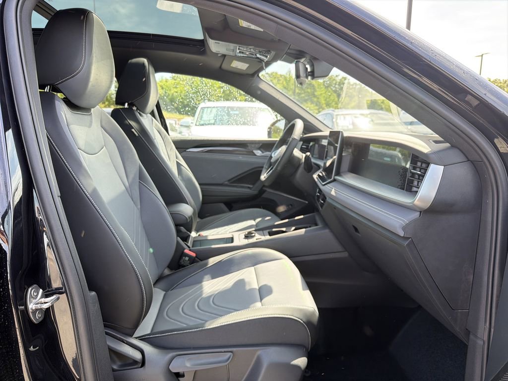 New 2026 Volkswagen Tiguan SE R-Line FWD image 18