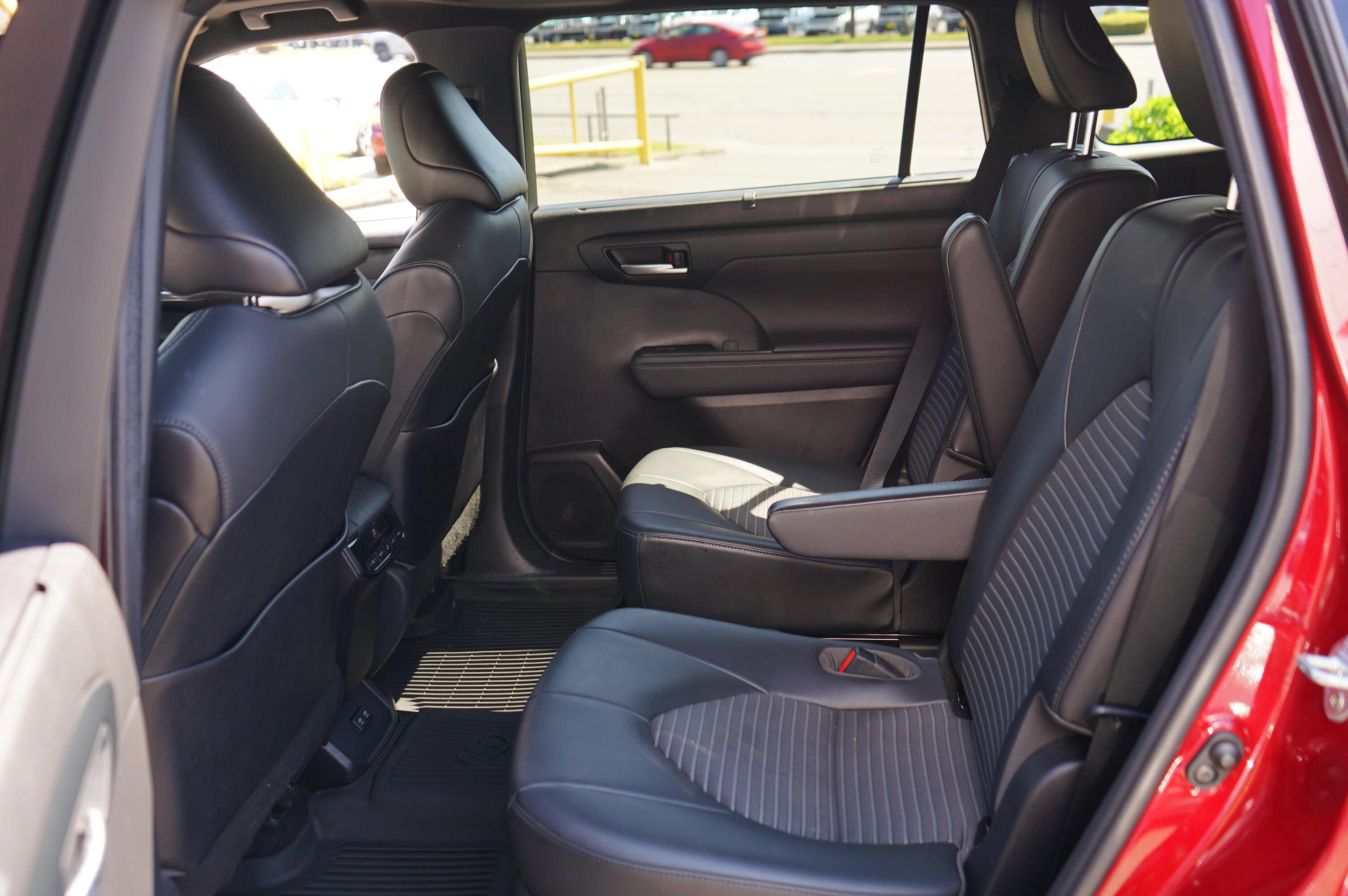 Used 2021 Toyota Highlander XSE AWD/4WD image 14