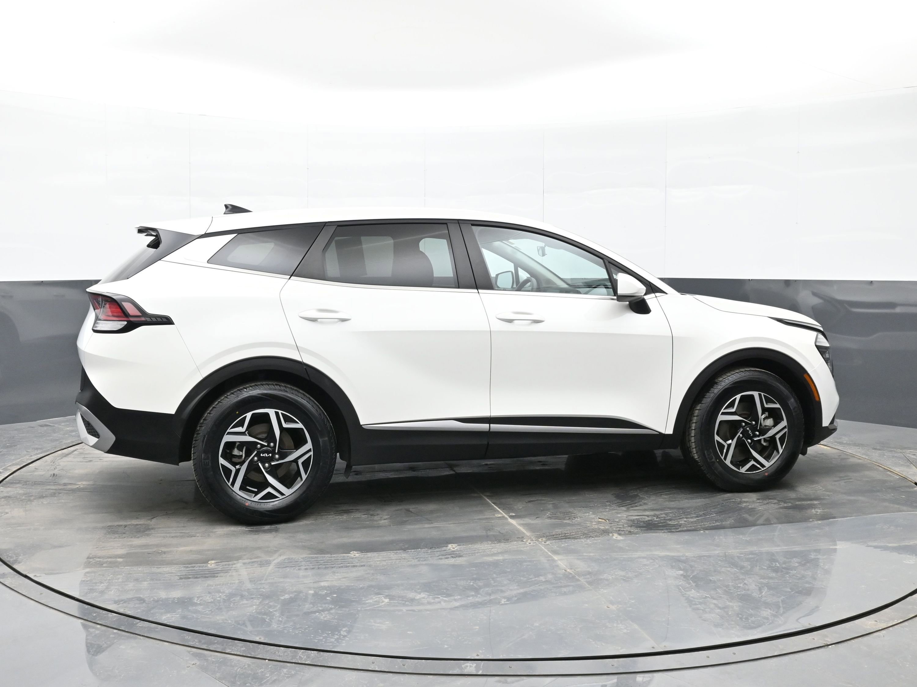 Used 2024 Kia Sportage LX image 9