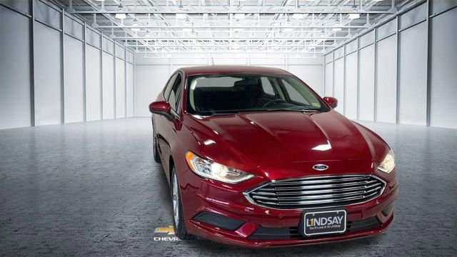 Used 2017 Ford Fusion SE w/ Fusion SE Technology Package image 4