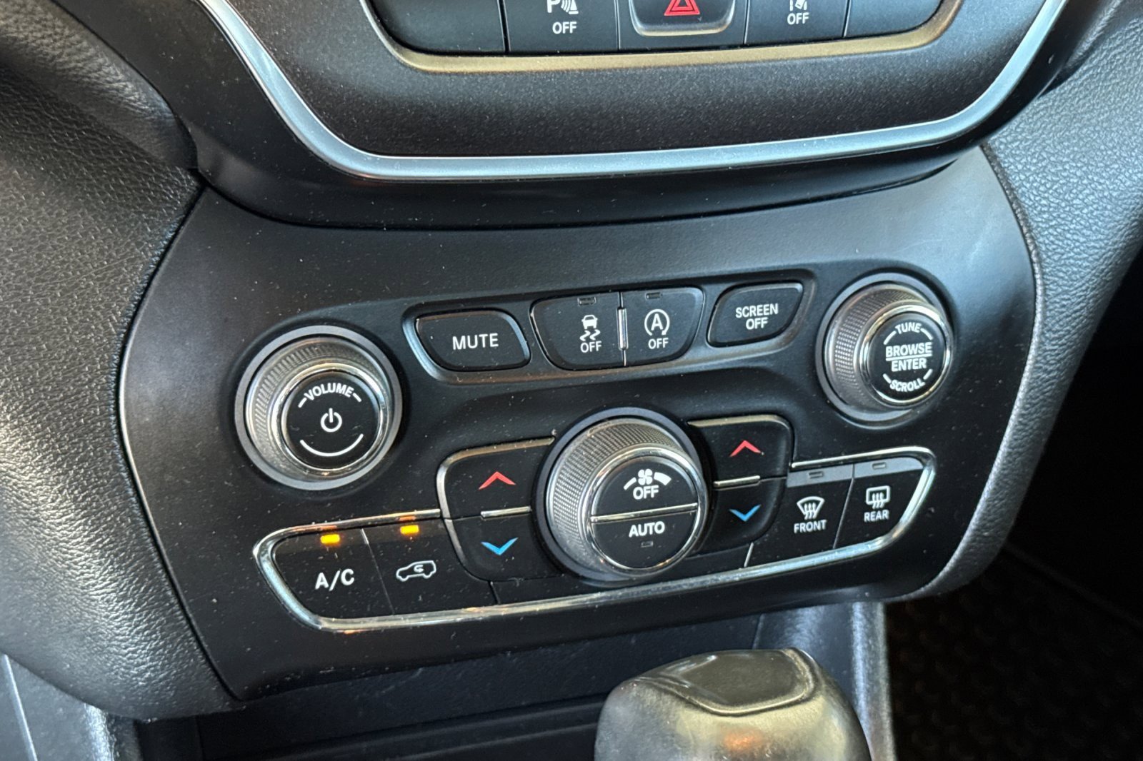 Used 2021 Jeep Cherokee Trailhawk image 19