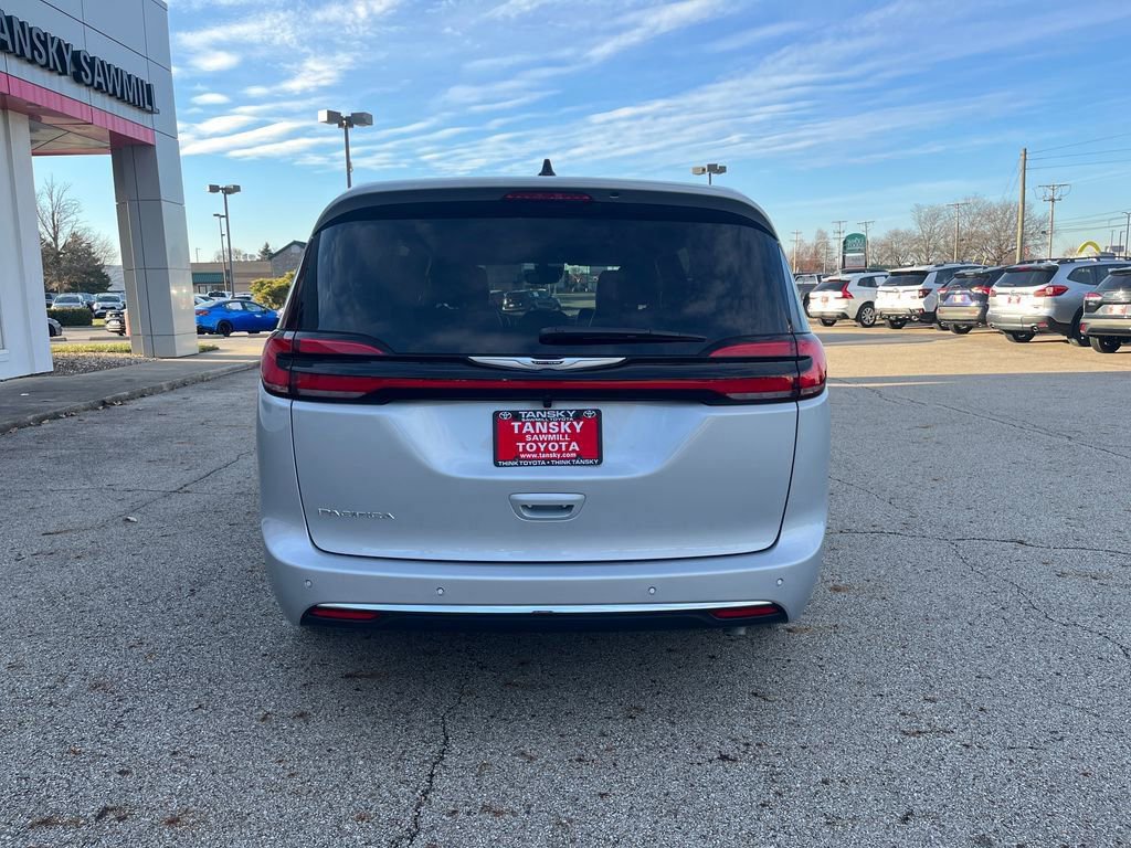 Used 2026 Chrysler Pacifica Select image 4