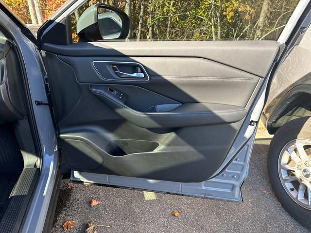 Used 2025 Nissan Rogue Platinum w/ Tech Package image 31