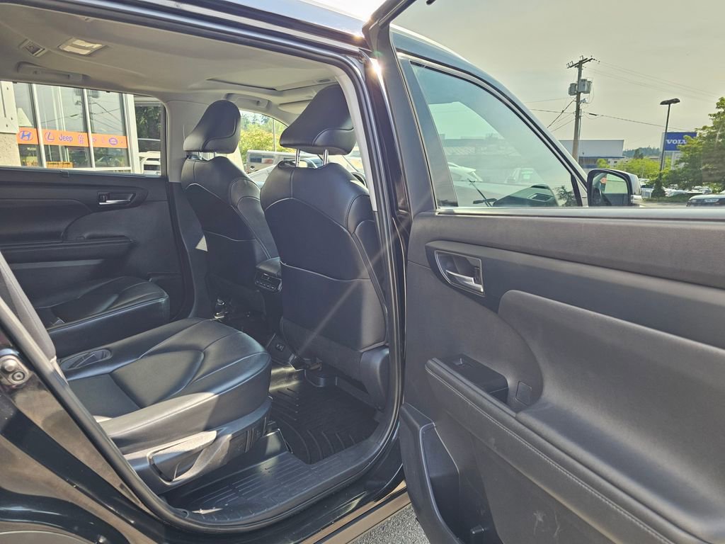 Used 2021 Toyota Highlander XLE AWD/4WD image 15