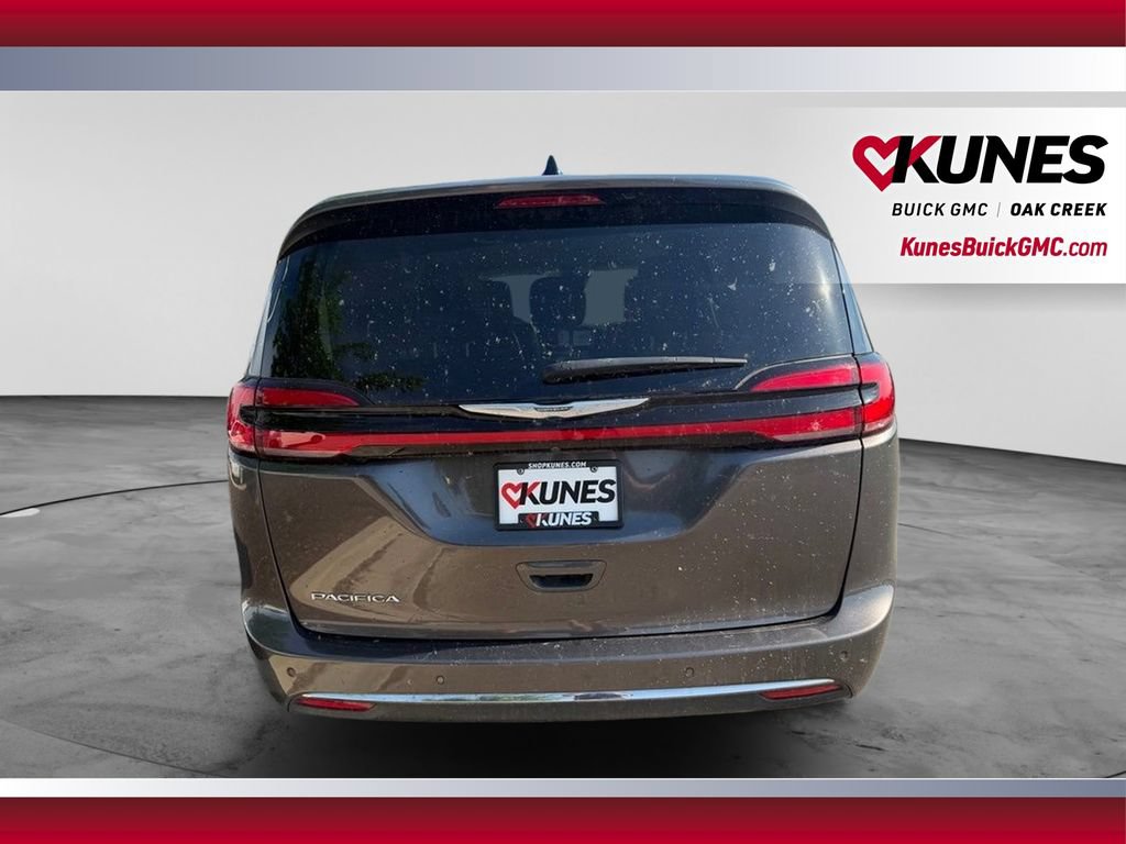 Used 2023 Chrysler Pacifica Touring-L FWD image 6