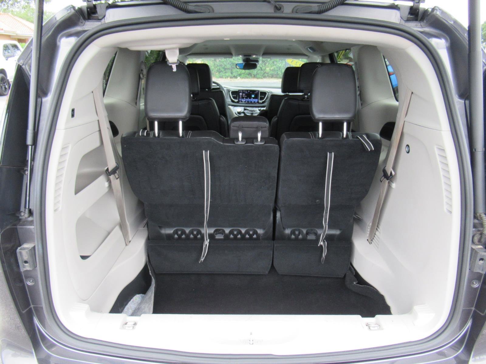 Used 2023 Chrysler Pacifica Touring-L FWD image 33