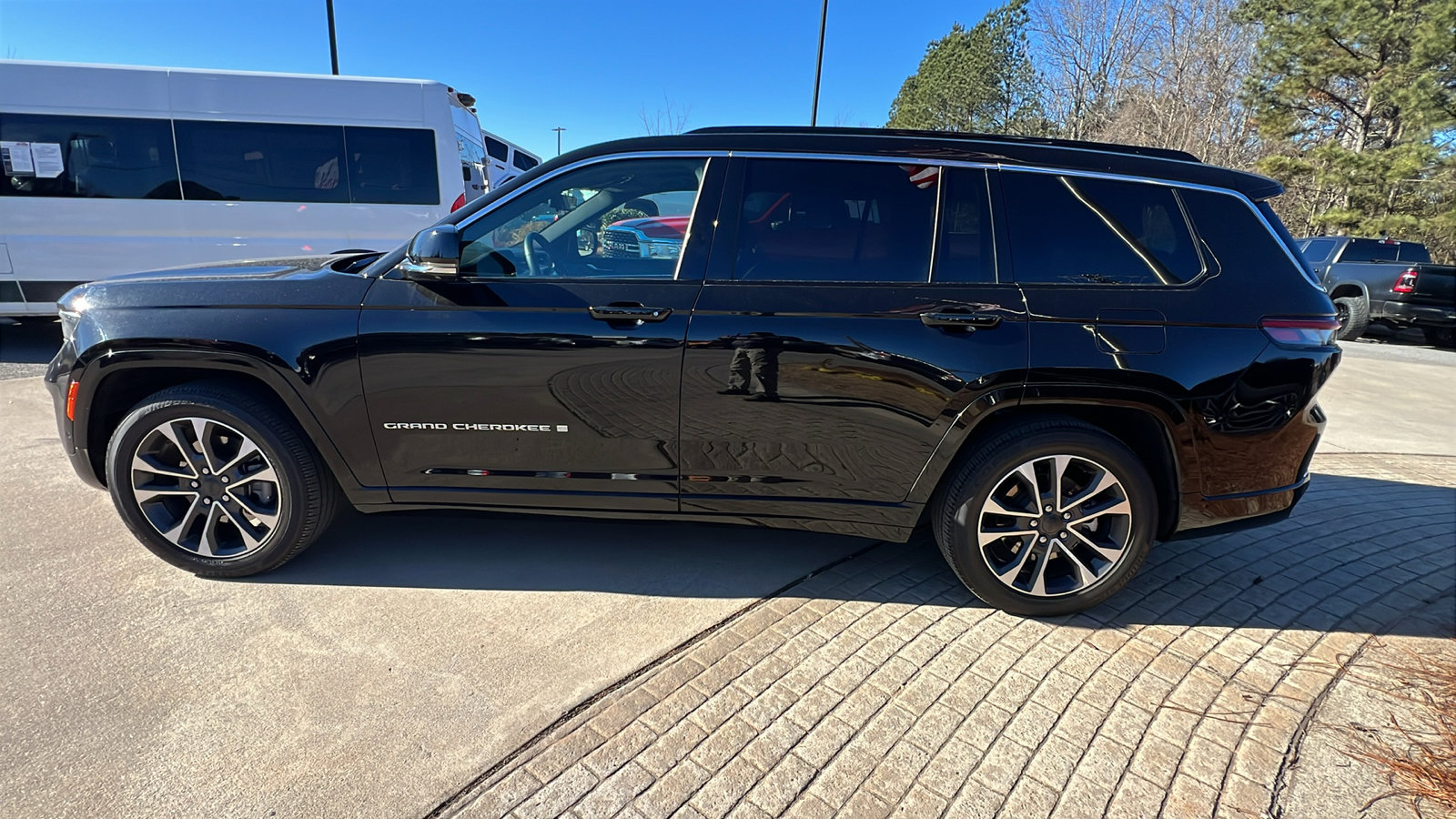 Used 2024 Jeep Grand Cherokee L Overland w/ Advanced Protech Group III image 11