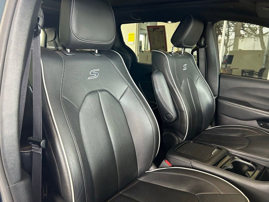 Used 2022 Chrysler Pacifica Limited w/ Uconnect Theater Family Group FWD image 27