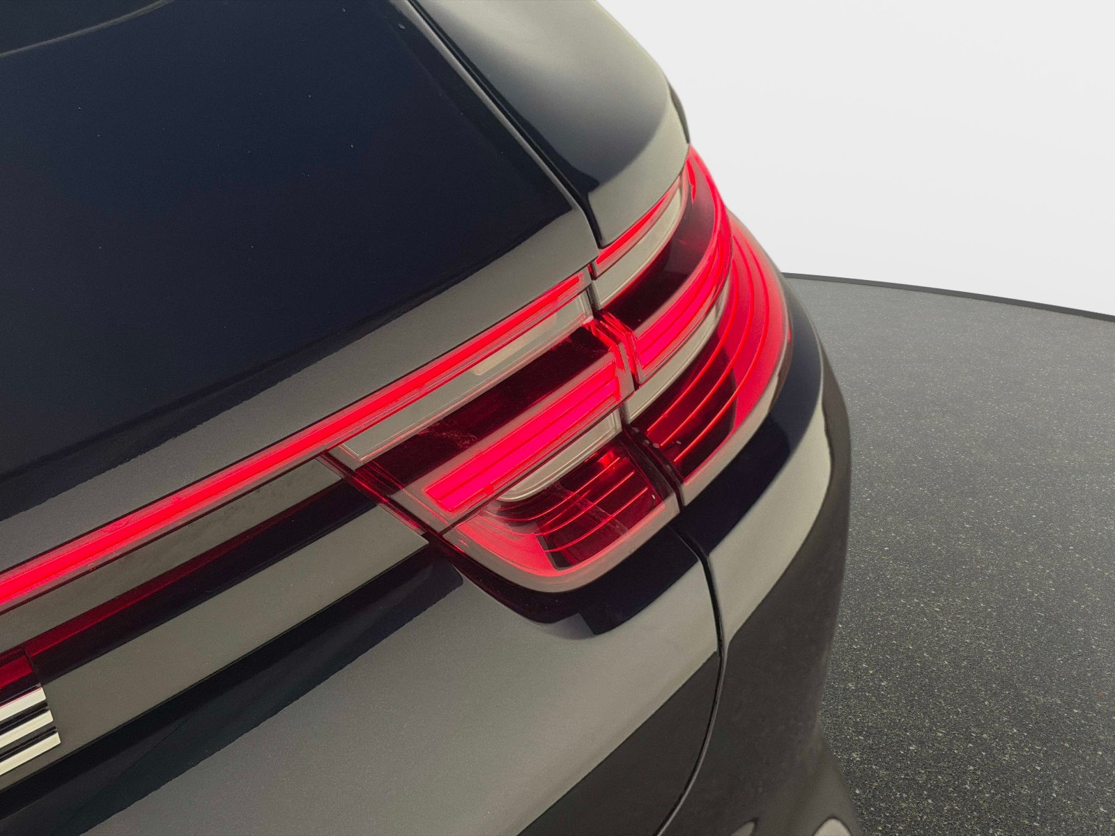 Used 2017 Porsche Panamera 4 AWD/4WD image 15