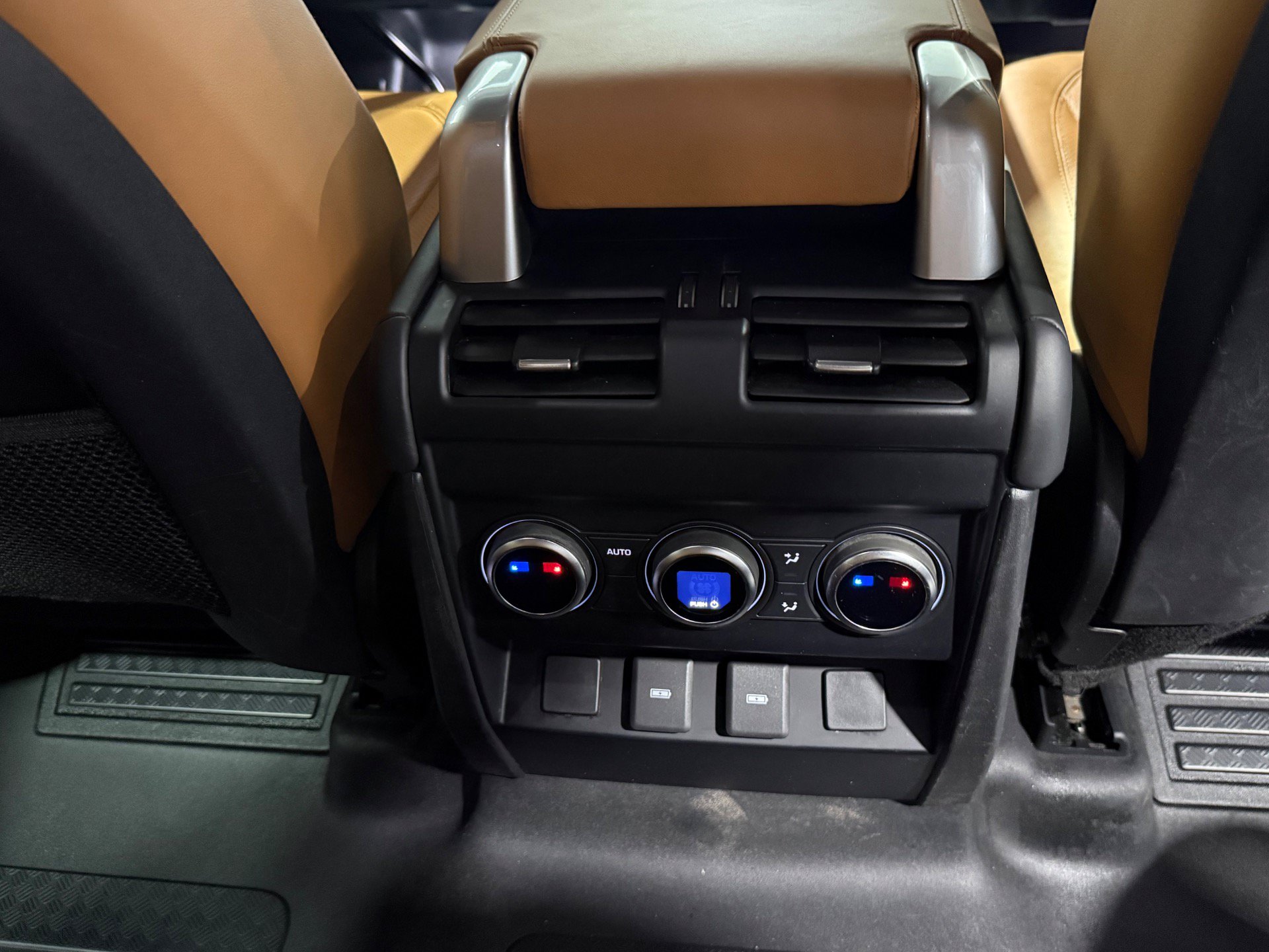 Used 2023 Land Rover Defender 130 SE AWD/4WD image 52