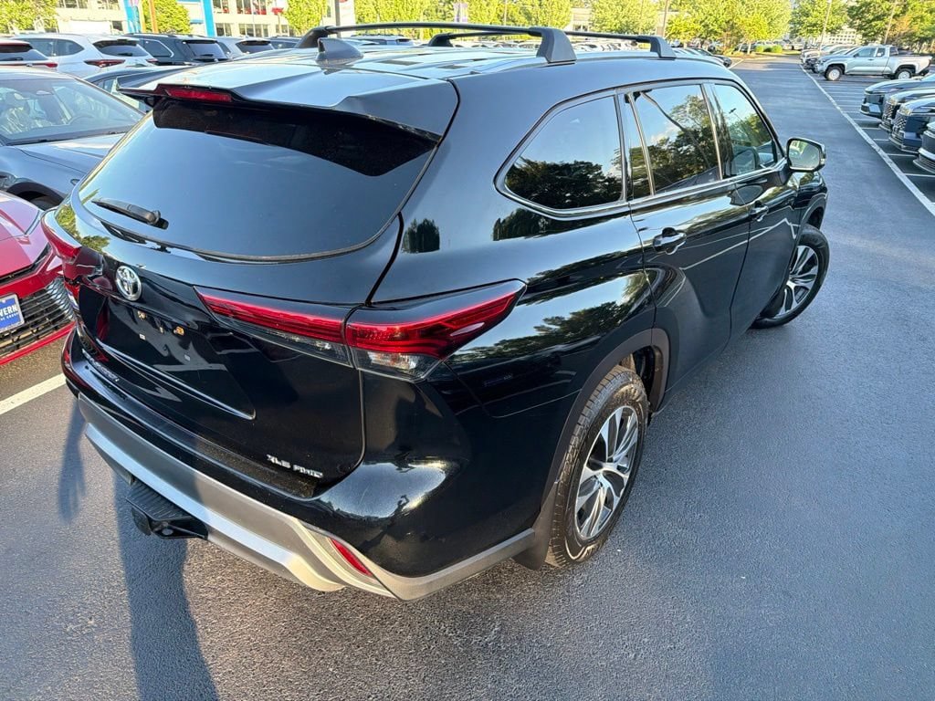 Used 2021 Toyota Highlander XLE AWD/4WD image 6