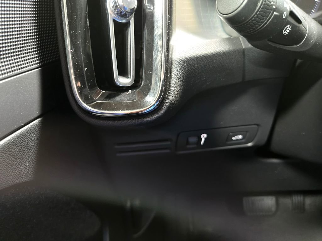 Used 2019 Volvo XC40 T5 Momentum image 14