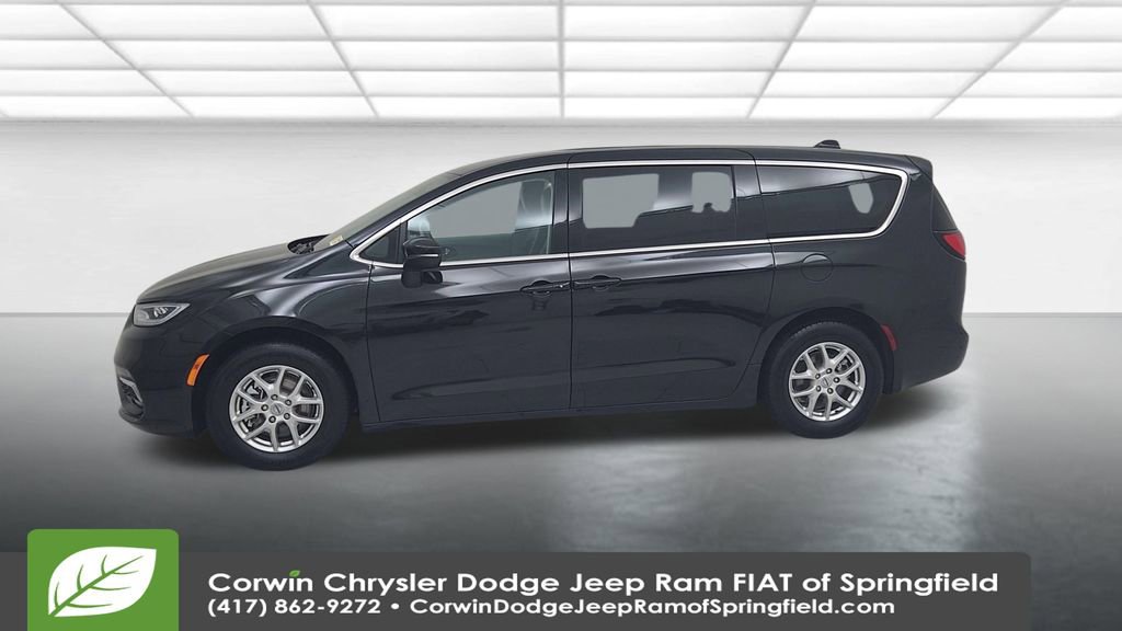 Used 2023 Chrysler Pacifica Touring-L image 8