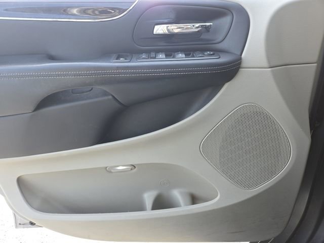 Used 2013 Chrysler Town & Country Touring-L w/ Driver Convenience Group image 31