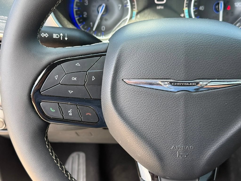Used 2025 Chrysler Pacifica Limited FWD image 15