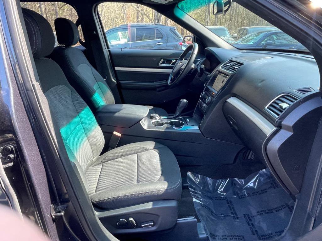 Used 2017 Ford Explorer XLT w/ Equipment Group 201A AWD/4WD image 39