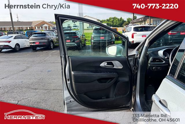 Used 2018 Chrysler Pacifica Touring Plus w/ S Appearance Package FWD image 15