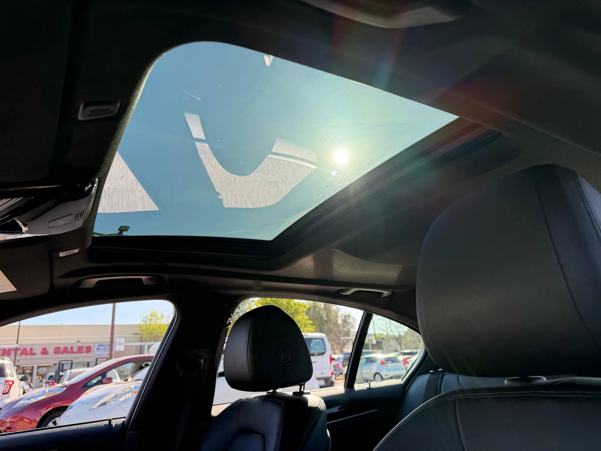 Used 2019 BMW 530e w/ Premium Package image 18