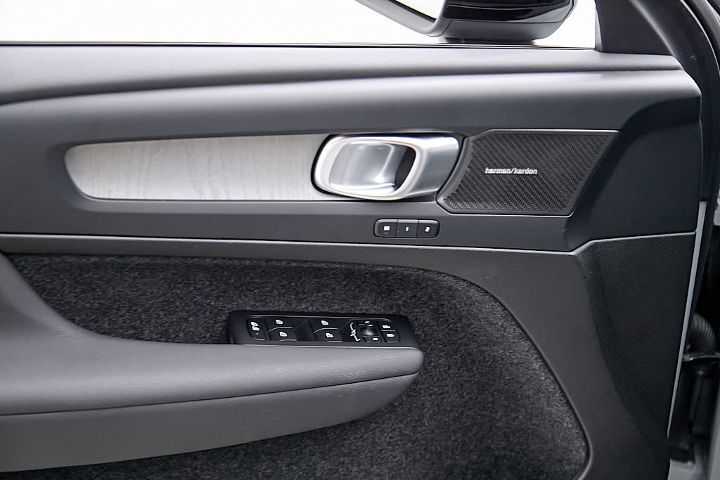 Certified 2025 Volvo XC40 B5 Ultra AWD/4WD image 11