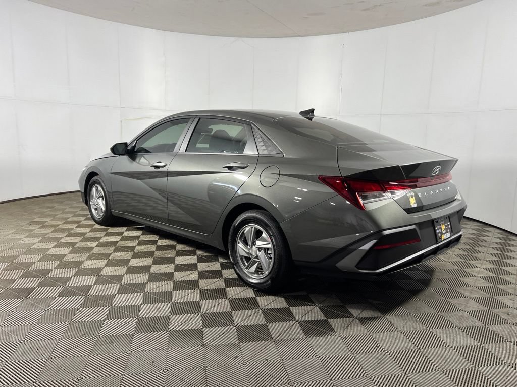 New 2026 Hyundai Elantra SE FWD image 4