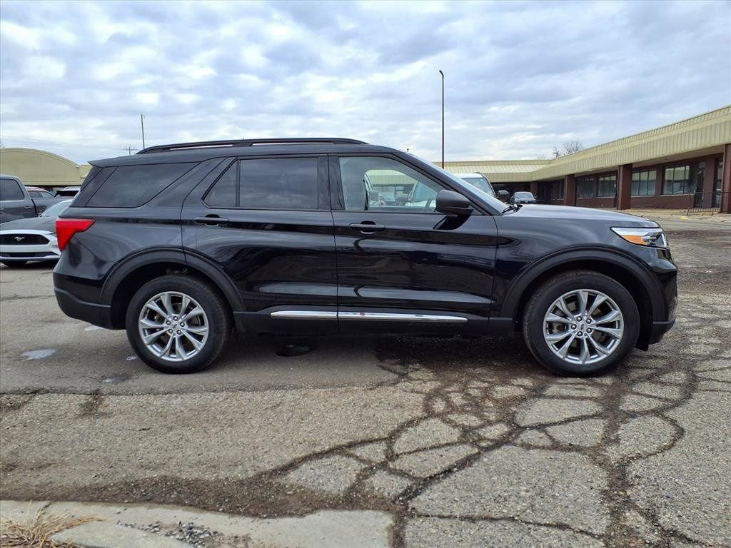 Used 2023 Ford Explorer XLT w/ Equipment Group 202A image 6