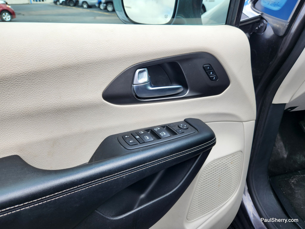 Used 2022 Chrysler Pacifica Touring-L FWD image 36