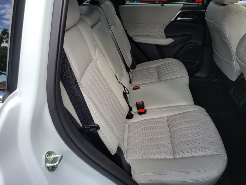 Used 2025 Mitsubishi Outlander AWD image 21